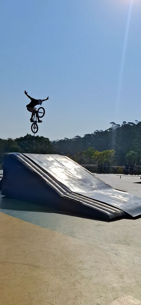 Ciclista realizando manobra BMX em evento da SP Hawks