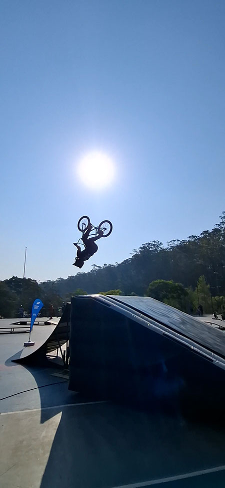 Participante do evento BMX Air Bag em ação