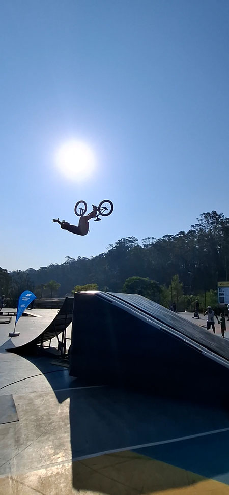 Vista do evento BMX Air Bag com público e estrutura